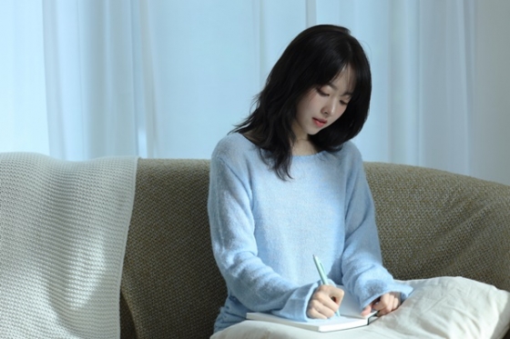 Park Bo-young performs heartfelt song for her dedicated fans.