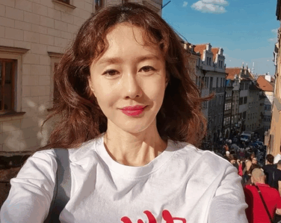 Kim Ji-soo embraces Korean home cooking while living in Prague