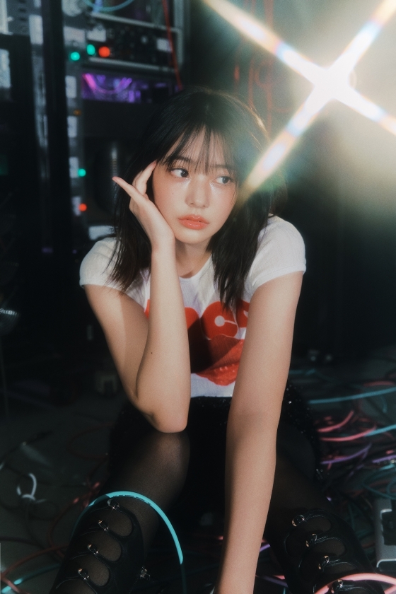 Siyeon's captivating concept photo for QWER's new mini album.