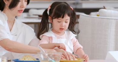 Three year old Seo ah makes sweet potato pie on KBS 2TV variety show