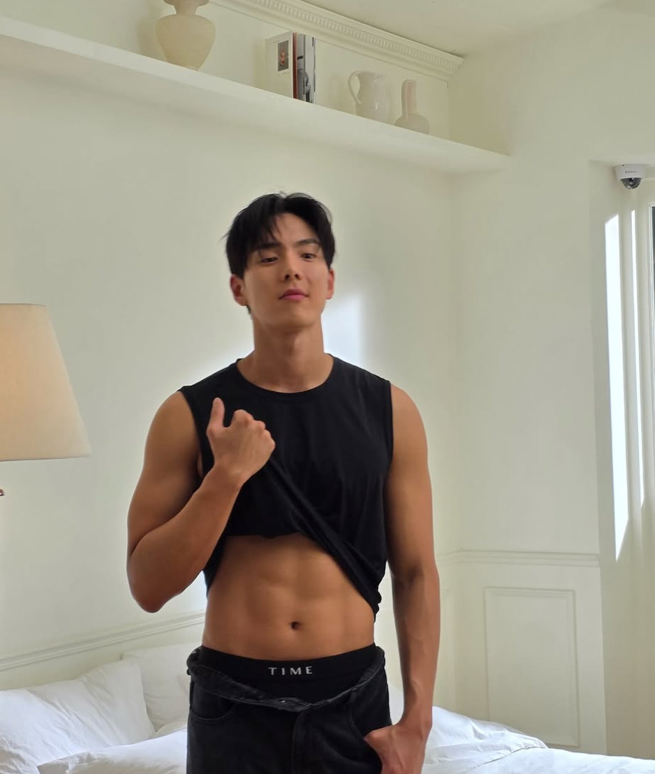 Monsta X's Shownu displays his impressive abs showcasing his dedication to fitness