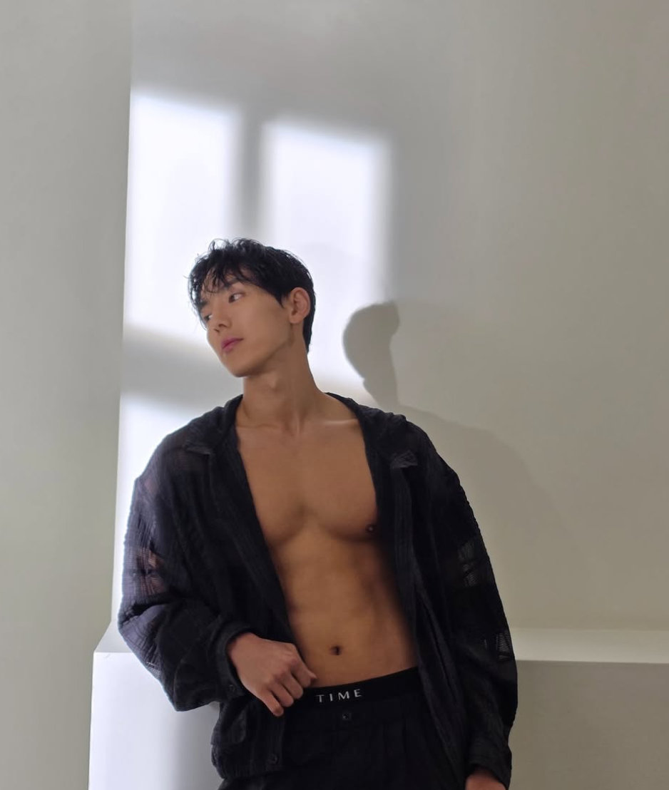 Monsta X's Shownu flaunting his toned body with confidence in a recent photoshoot