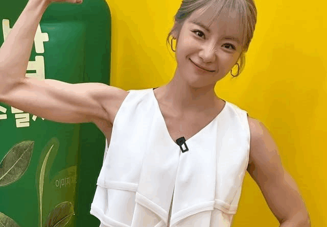 Korean fitness model Sim Euddeum shows off toned muscles at popup event