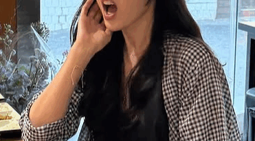 Son Yejin enjoying ramen and beer in a candid photo during her everyday life