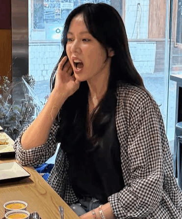 Son Yejin enjoying ramen and beer in a candid photo during her everyday life