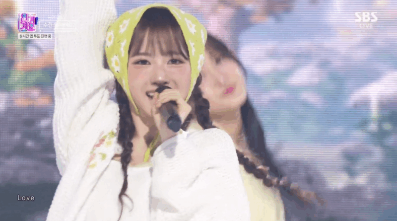 SOORIN debuts on Inkigayo with Boys Can Be in bright Gen Z fashion