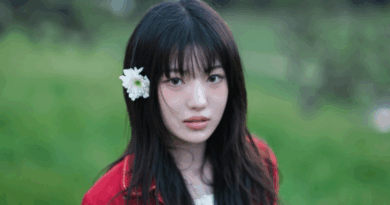 Sui of KiiiKiii throws first pitch at SSG Landers baseball game