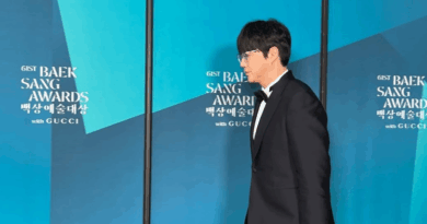 Sung Si kyung on red carpet at 61st Baeksang Awards with witty Instagram post