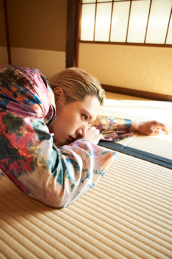 Ten debuts solo in Japan with his new mini-album Humanity, featuring the title track Silence
