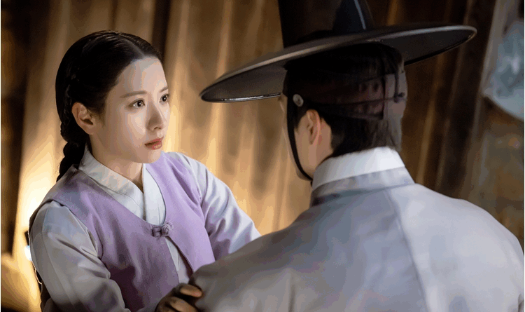 Yoo Seungjae and Kim Jiyeon share an intense gaze under moonlight in The Haunted Palace