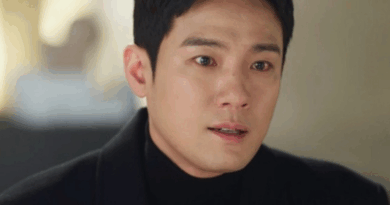 Scene from the Queens House showing Seo Joonyoung confronting Lee Sangsook