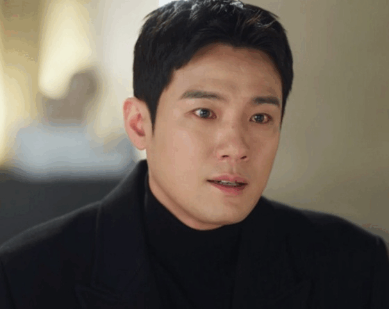 Scene from the Queens House showing Seo Joonyoung confronting Lee Sangsook