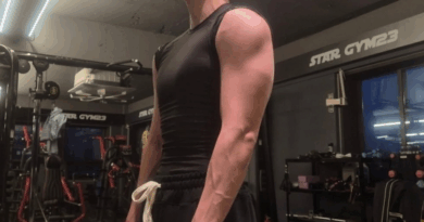 BTS V shows off his muscular body ahead of military discharge
