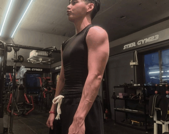 BTS V shows off his muscular body ahead of military discharge