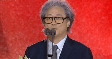Park Chan wook receives screenplay award for War and Revolt at Baeksang Arts Awards