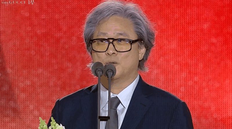 Park Chan wook receives screenplay award for War and Revolt at Baeksang Arts Awards