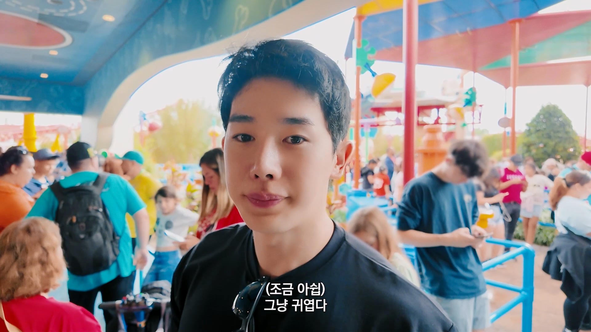 Experience WONHO's thrilling adventures in Orlando, from rides to delicious seafood.