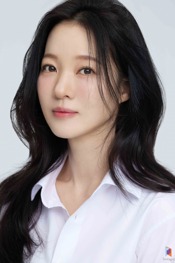 YEOJIN signs exclusive contract with Fantagio showcasing new profile image