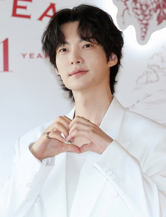 Ahn Jae-hyun showcasing his charm on a variety show