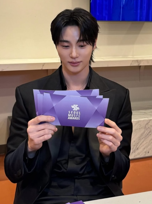 Charismatic Bae In-hyuk graces the Seoul Music Awards presenting awards with flair
