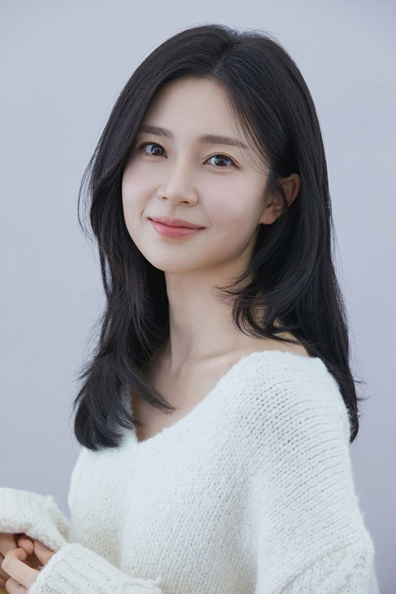 Baek Jin-hee reveals new profile photos marking her fresh journey.