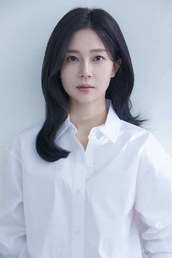 The captivating transformation of actress Baek Jin-hee as she embarks on new projects.
