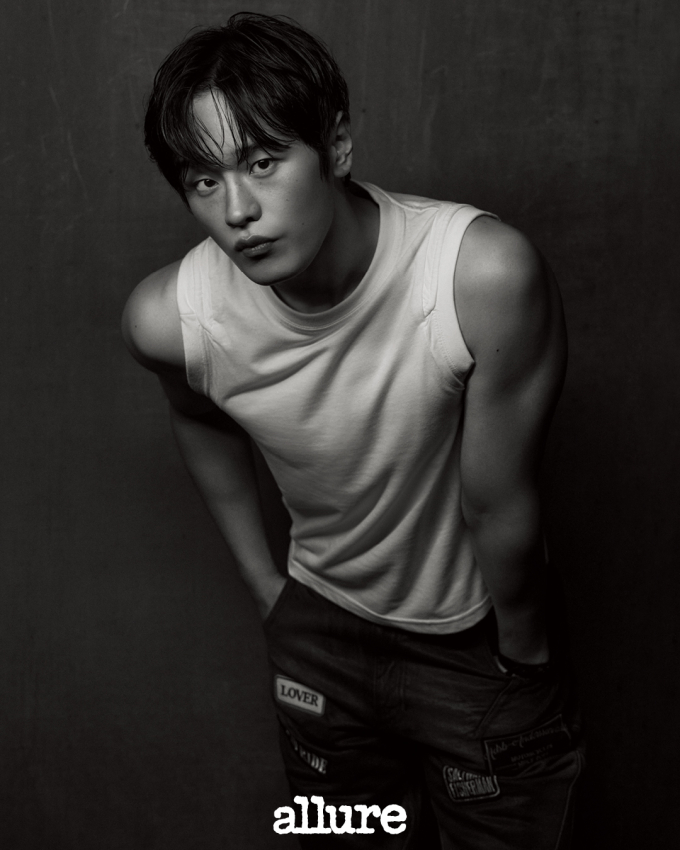Lee Jung-ha and Kim Do-wan showcase dynamic bromance in magazine spread
