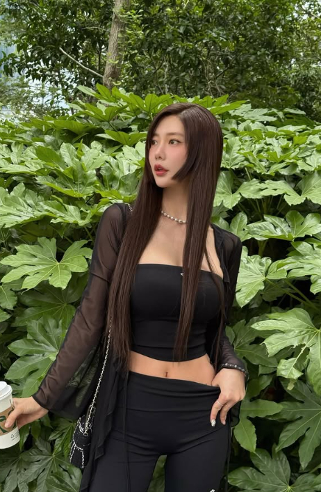 Korean actress Clara shares photos and addresses makeup rumors