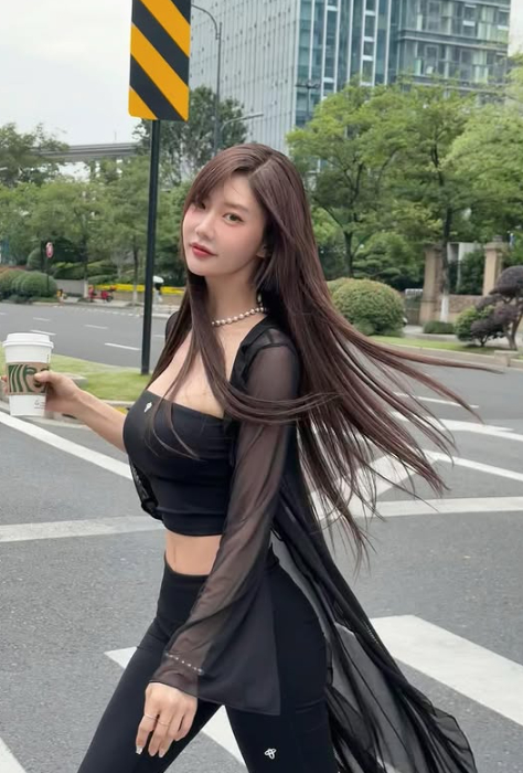 Clara responds to cosmetic rumors with natural photos