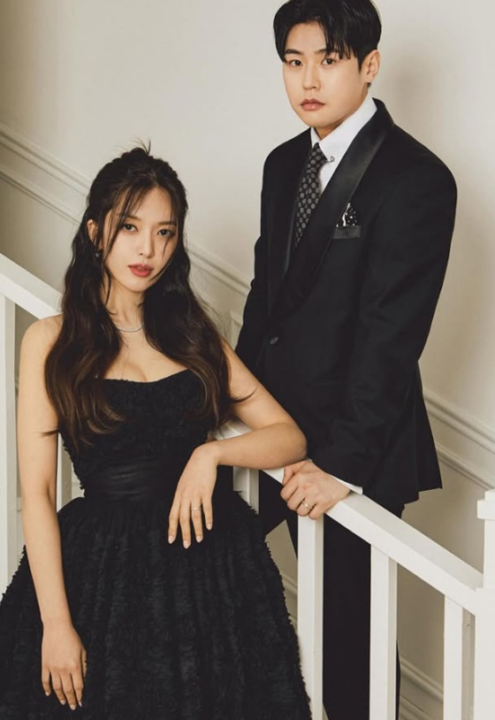 Do Hwa from AOA revealed her husband's face for the first time in wedding pictures.