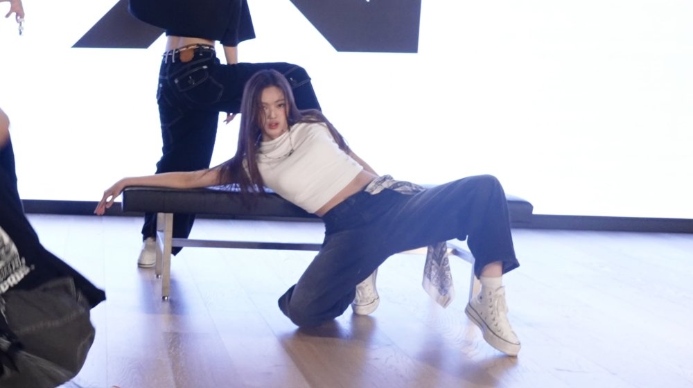 Rising stars Evelli and Chanya captivate with their thrilling dance performance