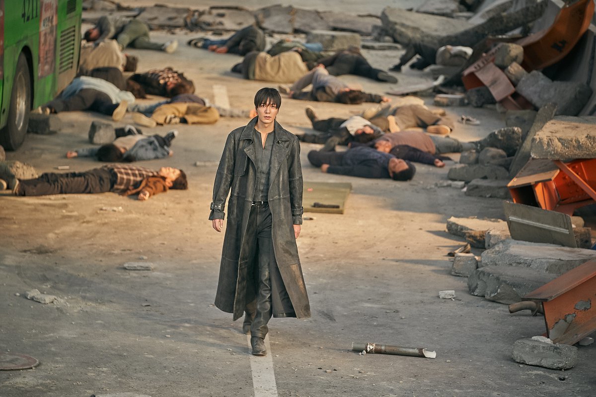 Lee Min-ho captivates audience with his role in the film Omniscient Readers Viewpoint.