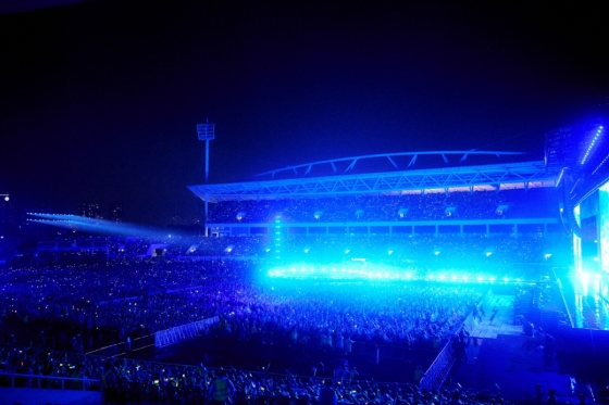 G-DRAGON delivers an iconic K-Pop show in Vietnam, mesmerizing tens of thousands.