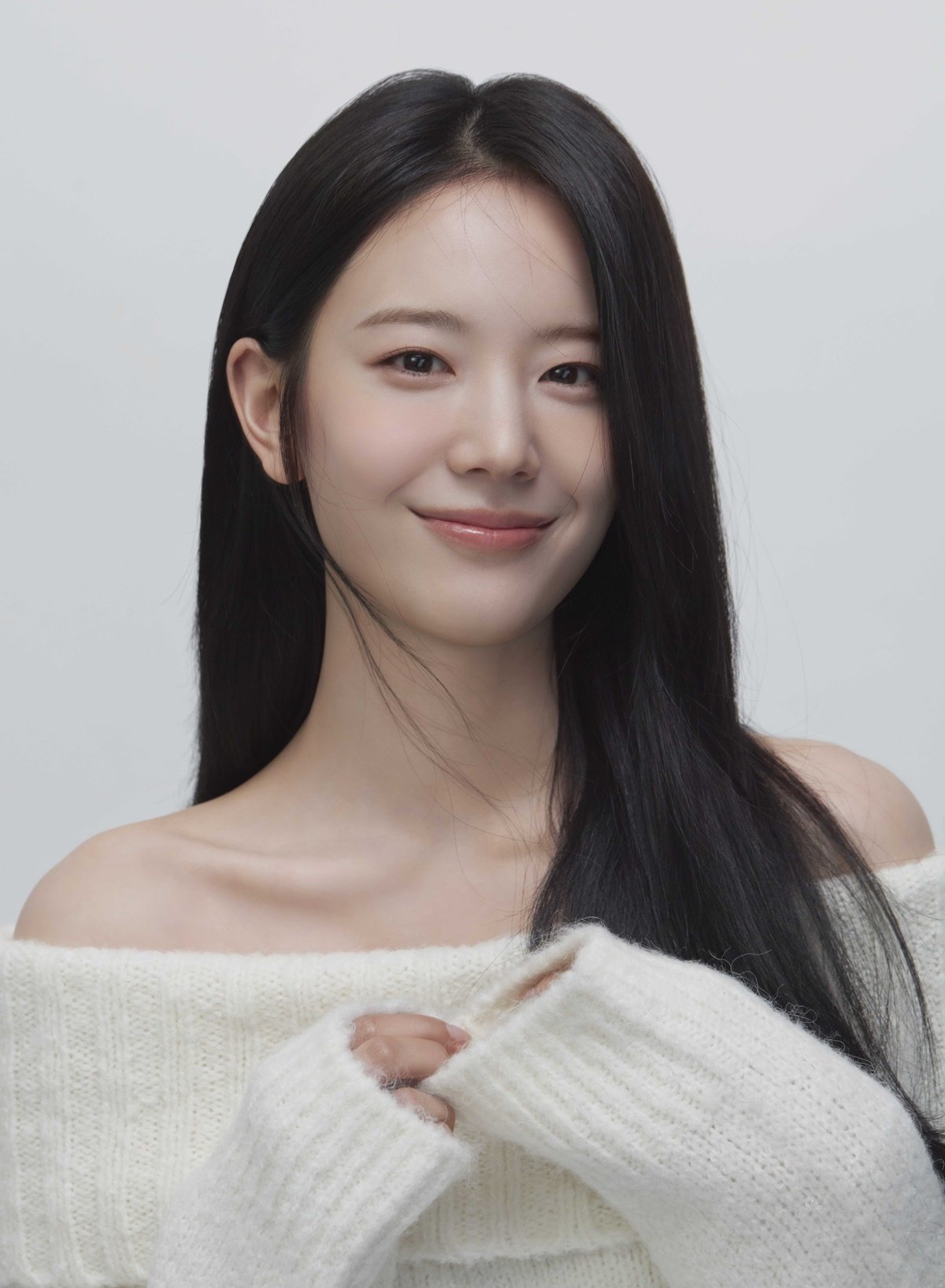Discover Gyu-Ri Jangs latest profile photos highlighting her elegance and diverse roles