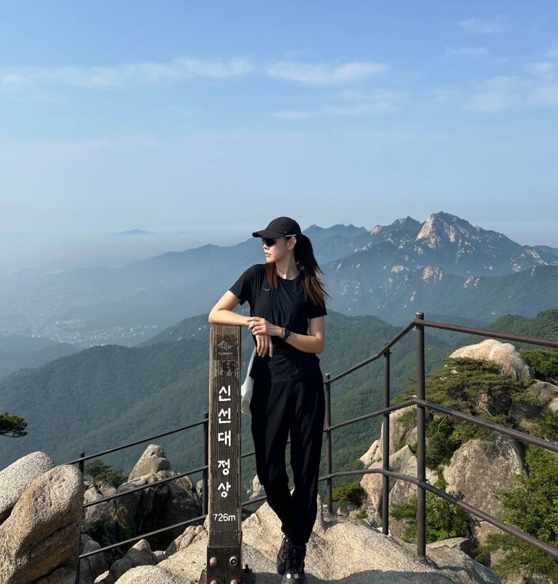 Han Hye-jin strikes a chic pose on Dobongsan's peak, blending nature with fashion