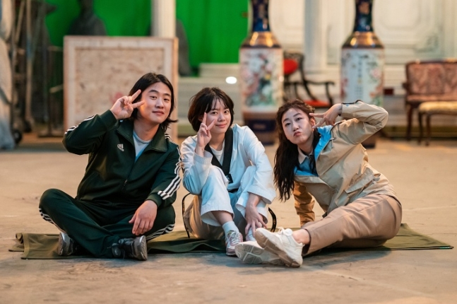 The star-studded cast of Hi.5 shares candid moments between takes