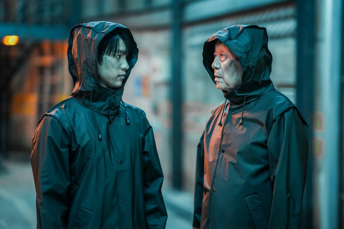Unique generational fusion showcased by Shin Goo and Park Jinyoung in 'High Five'.