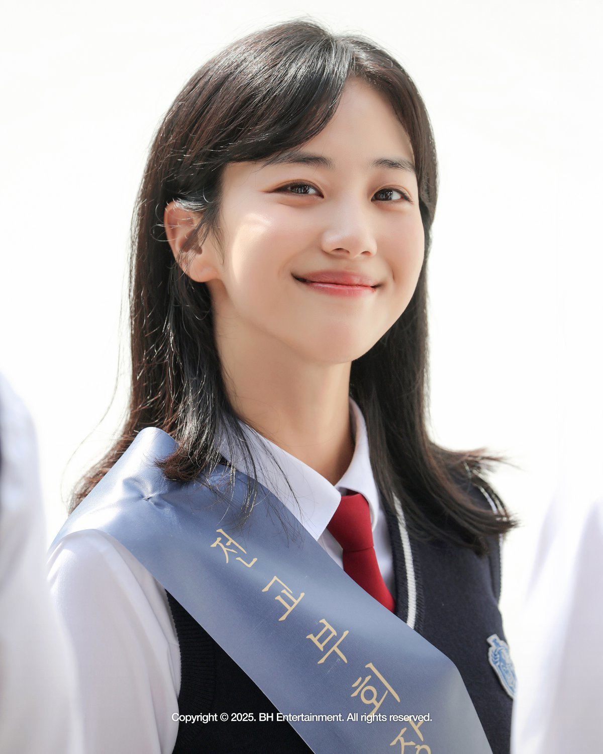 Hong Hwa-yeon as Yoon Jeong-hee on set of Running Mate showcases star performance