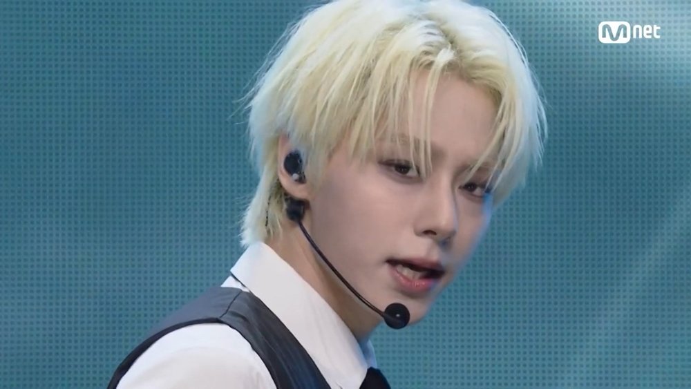 Hwanwoong performs solo with his debut single RADAR on multiple music shows