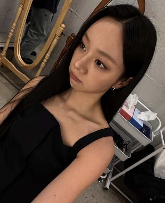 Highlighting Hyeri's sharp nose and natural facial line in recent photos.