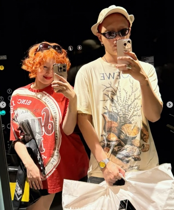 Moments of love: K-pop's Hyuna and Hyun Joonyoung in mirror selfie