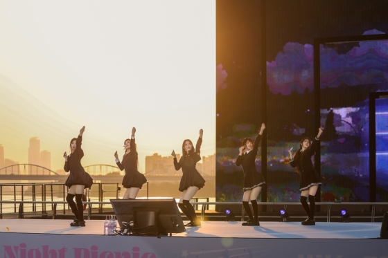 ILLITs electrifying concert by the Han River featuring smash hit tracks