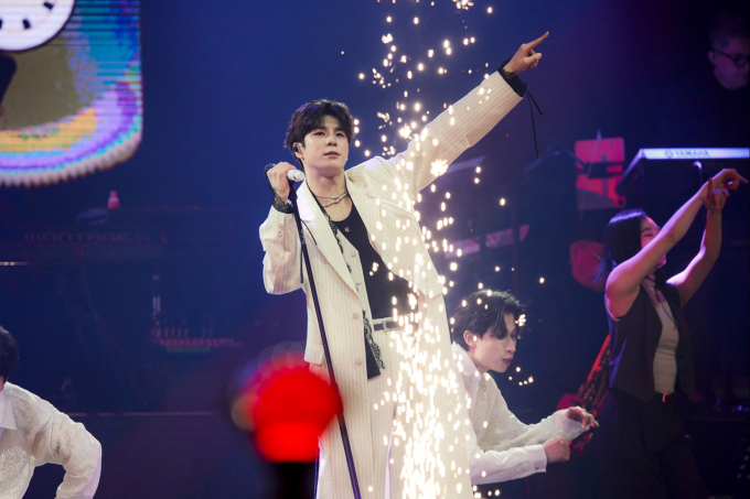 Jeong Dong-won shines in his last teenage concert tour
