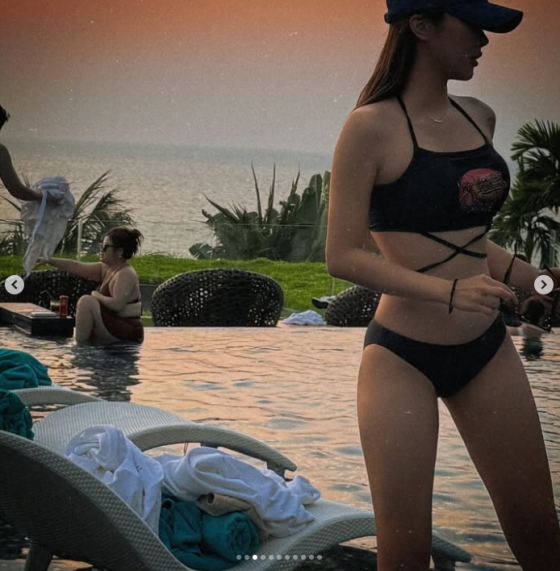 Cheerleader Jin Yi wearing a bikini in a captivating photo.
