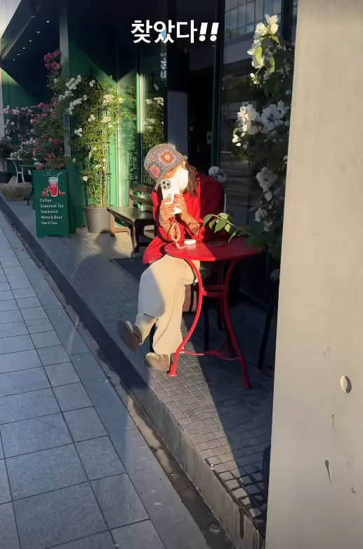 Celebrity couple Lee Sang Soon and Lee Hyori strolling in Jongno Seoul