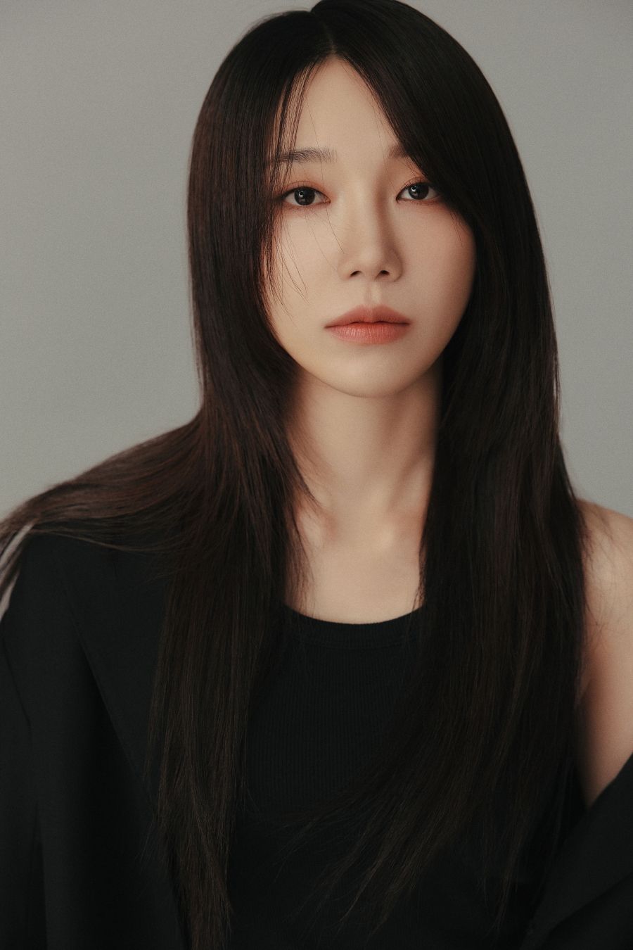 Jung Eunji reveals chic and versatile new profile photos