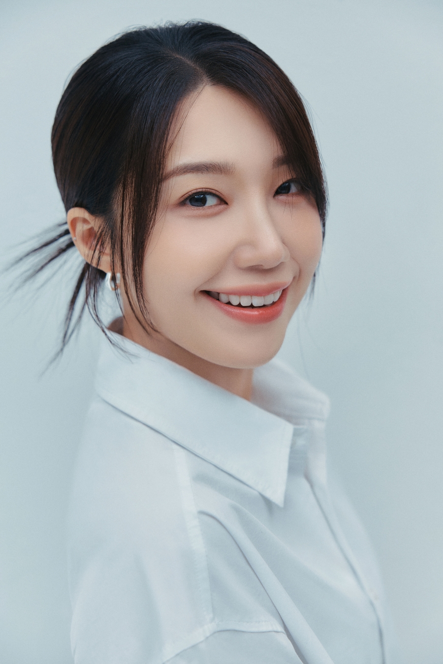 K-pop star Jung Eunji showcases a mature and captivating look in her new profile photos