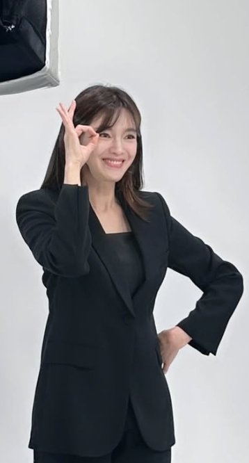 Adventures of Jung Ga-eun as she navigates from driving taxis to studio shoots