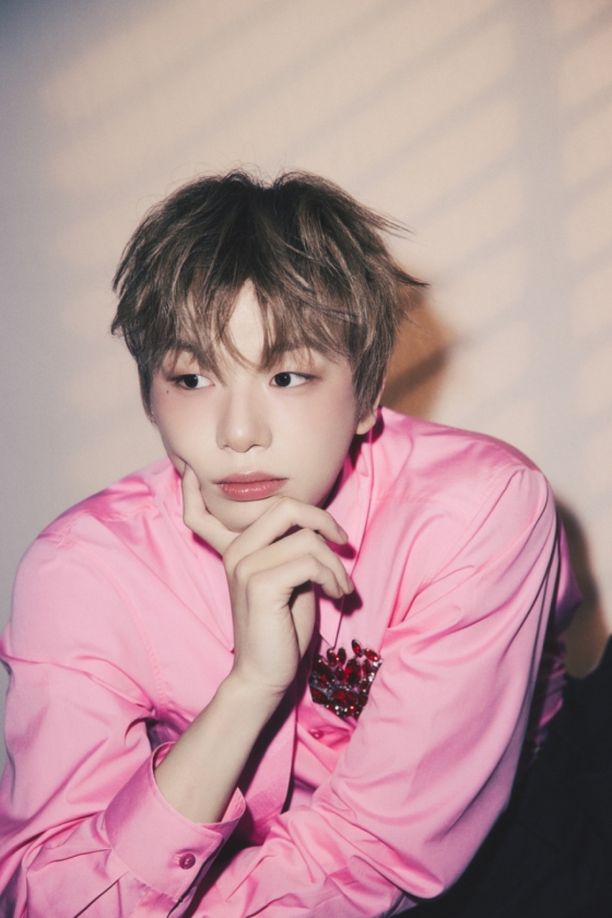 Kang Daniel debuts in songwriting for new mini-album Glow to Haze