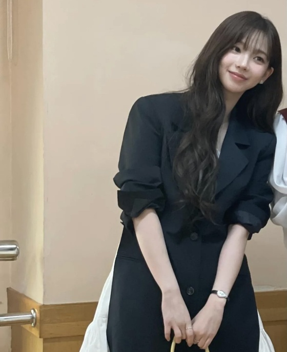 Karina leader of Kpop group aespa was seen at her sisters wedding in elegant fashion